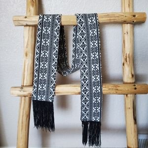 Black & white Scarf w Tassel fringe